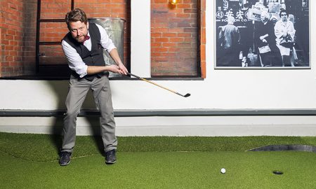 Hans Olofsson, världsmästare i bangolf och civilekonom som nu driver ett företag där minigolfbanor är affärsidéen. Swing by Golfbaren, på Surbrunnsgatan 46:Civilekonomen